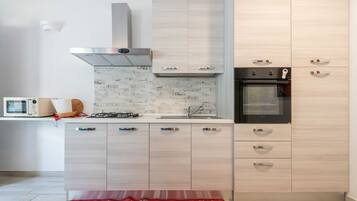 Een koelkast, een microgolfoven, een oven, een kookplaat