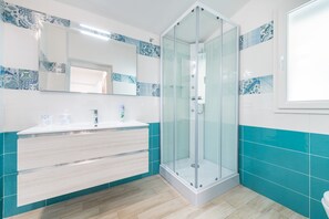 Shower, hair dryer, towels