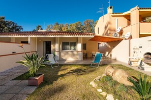 Outdoor dining - Vacation Home 'Ibiscus Rosa 2" with Mountain View, Terrace & A/C (Geremeas)