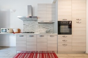 Køleskab, mikrobølgeovn, ovn, kogeplade