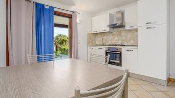 Fridge, oven, stovetop, cookware/dishes/utensils