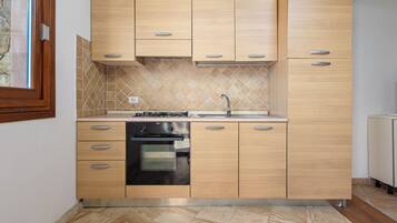 KĂŒhlschrank, Ofen, Herdplatte, Kochgeschirr/Geschirr/Besteck