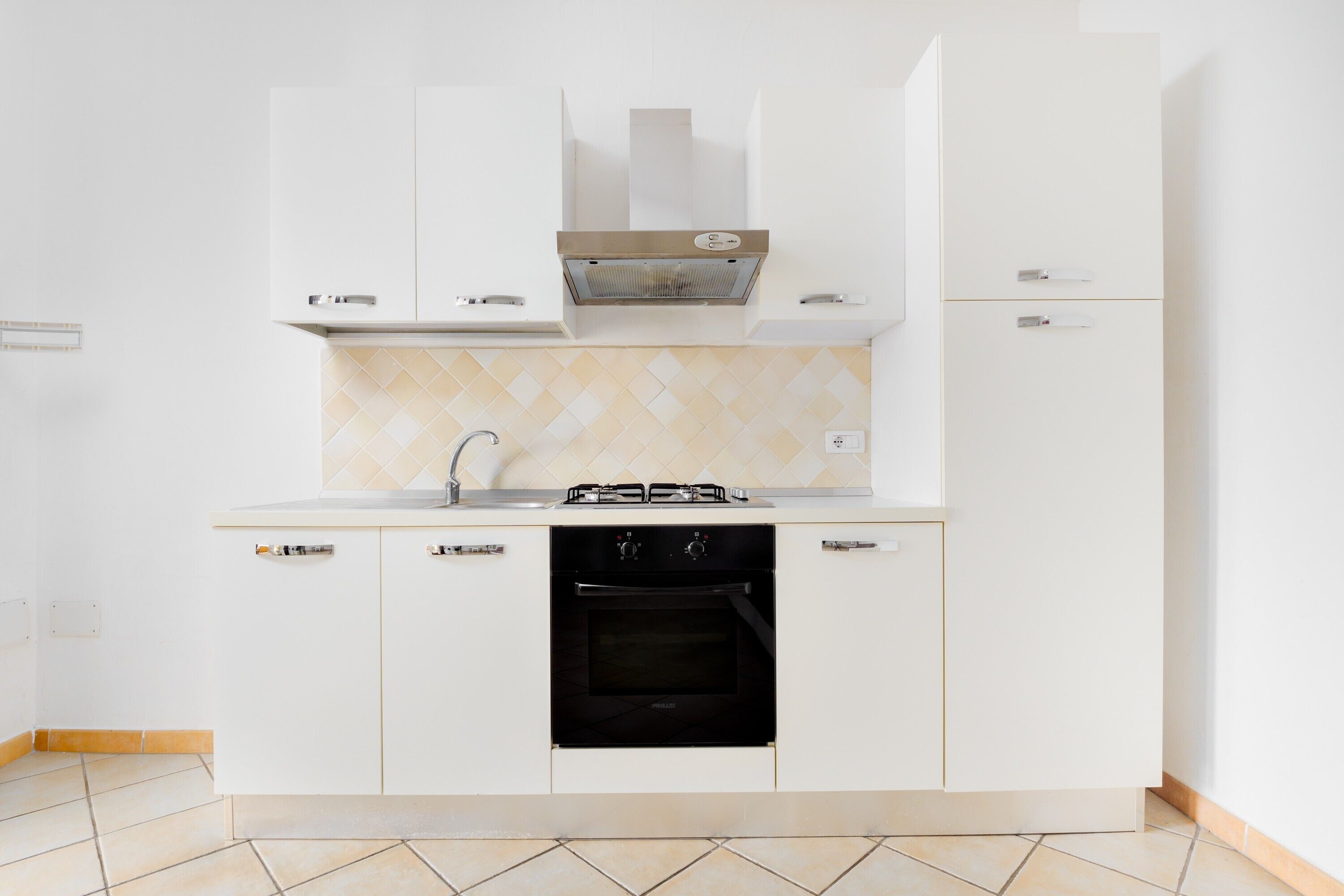 Frigorifero, forno, piano cottura, pentole/stoviglie/utensili