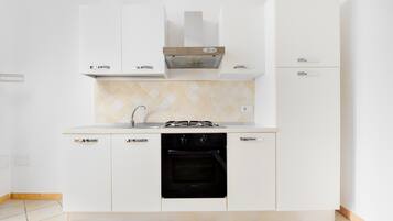 Frigorifero, forno, piano cottura, pentole/stoviglie/utensili