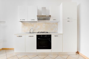 Geladeira, fogão, cooktop, talheres/pratos/utensílios de cozinha