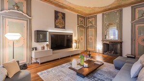 A living room with a large flat-screen TV, a fireplace, and a sofa. - Rovelli 41 in Como With 2 Bedrooms and 3 Bathrooms (Como)