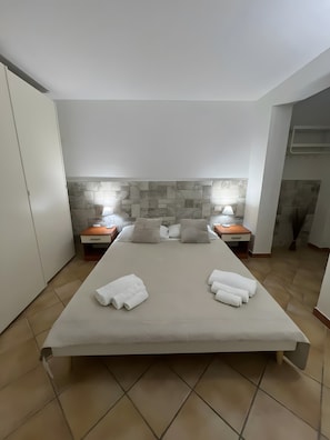 1 bedroom, bed sheets