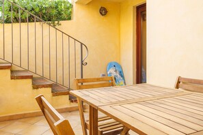 Outdoor dining - Vacation Home "Residence Orizzonti App N 3" with Private Terrace & A/C (Golfo Aranci)