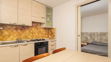 KĂŒhlschrank, Mikrowelle, Ofen, Herdplatte