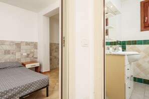 1 bedroom, bed sheets - Vacation Home "Residence Orizzonti App N 3" with Private Terrace & A/C (Golfo Aranci)