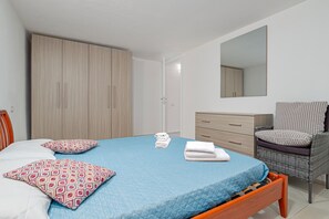 2 chambres, fer et planche à repasser, Wi-Fi, draps fournis