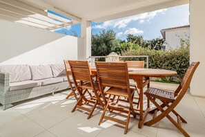Outdoor dining - Vacation Home "Cormorani Appartamento N 5" near Beach with 2 Terraces (golfo aranci)
