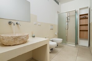Douche, séchoir à cheveux, serviettes fournies
