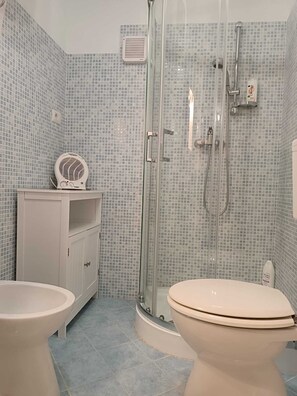 Shower, hair dryer, bidet, towels - Cottage in Borgo Pianello with panoramic view (Muro Lucano)