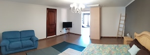 4 bedrooms, iron/ironing board, free WiFi, bed sheets