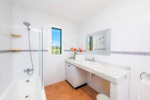 Baignoire, sèche-cheveux, serviettes fournies