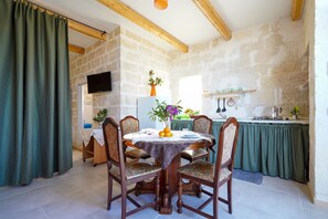 Dining - Studio "La Casa Di Marta" with Shared Garden and Wi-Fi (Carbonelli)