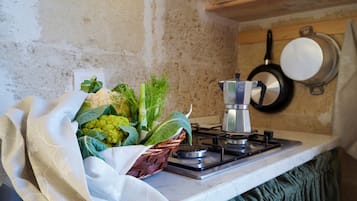 Frigorifero, microonde, piano cottura, macchina per tè/caffè