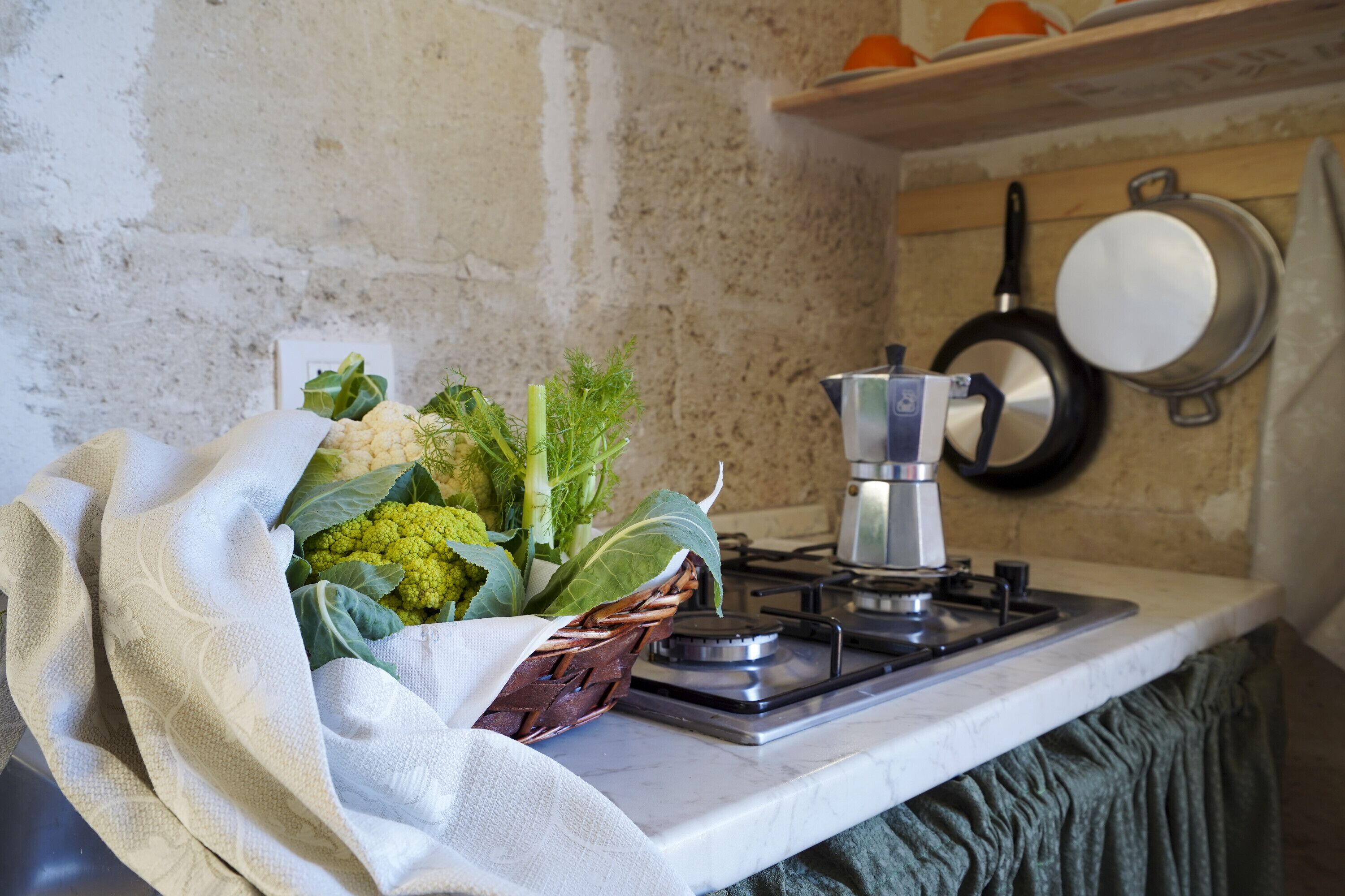 Kühlschrank, Mikrowelle, Herdplatte, Wasserkocher mit Kaffee-/Teezubehör