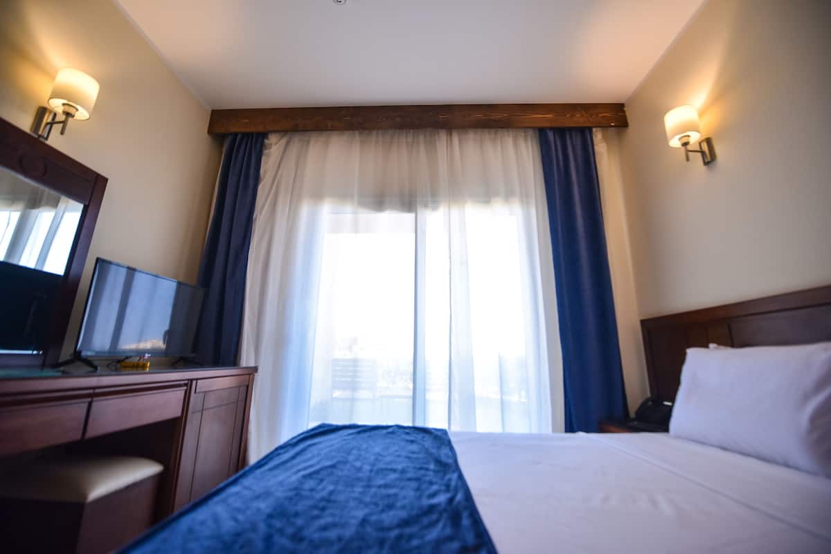 Standard Room | Bar mini, peti besi dalam bilik, meja, ruang kerja komputer riba