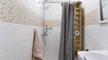 Een douche, handdoeken