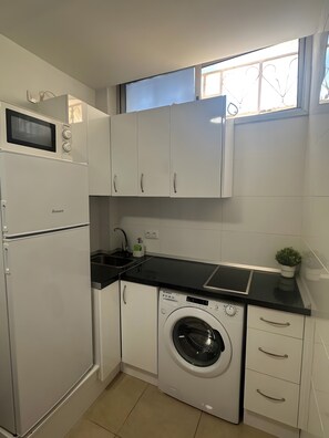 Wasserkocher mit Kaffee-/Teezubehör, Kühlschrank, Mikrowelle, Herdplatte