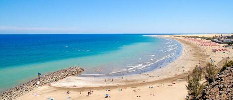 Una spiaggia nelle vicinanze