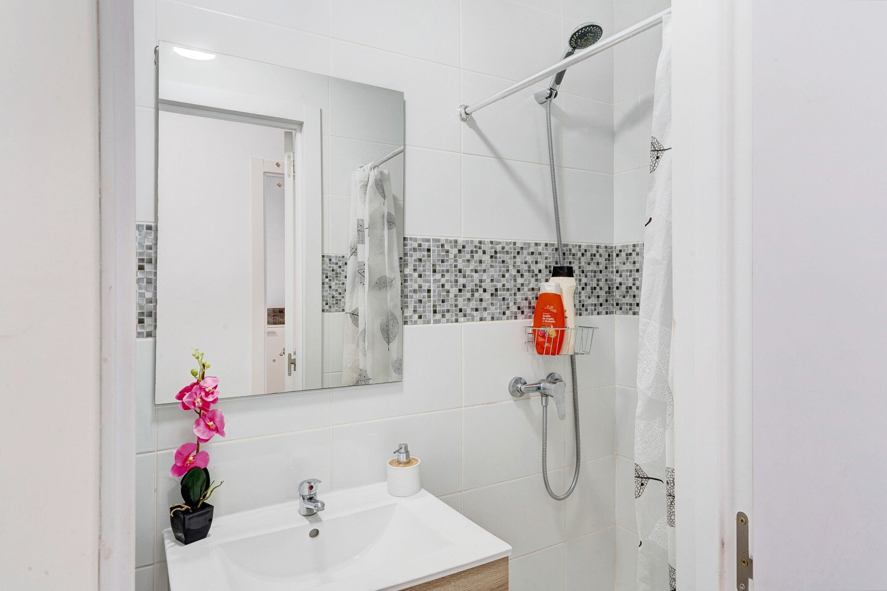 Douche, sèche-cheveux, serviettes fournies