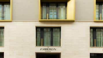 Un edificio con un letrero que dice "The Amberlyn Suite Hotel".