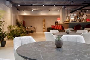 Se ofrece un desayuno bufé (13 EUR por persona)