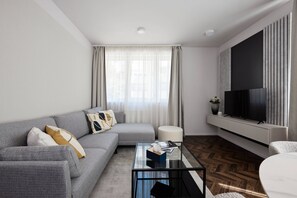 Phòng Suite Deluxe | Khu phòng khách | TV LED 