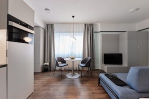 Suite | Een minibar, een kluis op de kamer, een bureau, geluiddichte muren