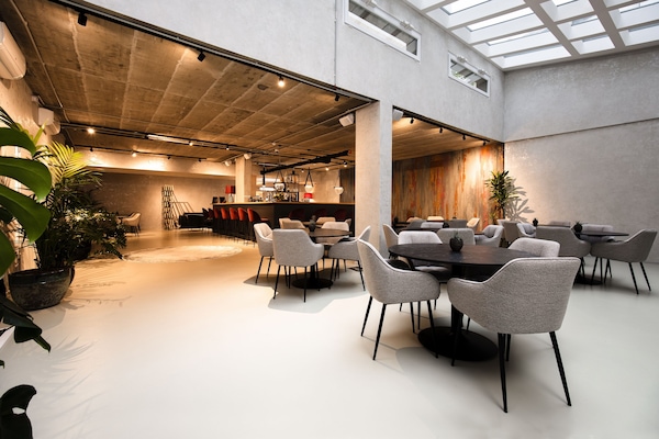 Petit déjeuner buffet (14 EUR par personne)