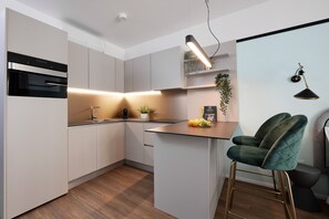 Sviitti | Yksityinen keittiö | Jääkaappi, mikroaaltouuni, uuni, liesi