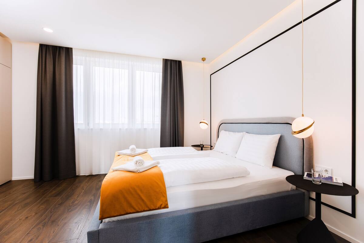 Minibar, safe på rommet, skrivebord og lydisolert