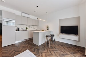 Suite Deluxe | Cocina privada | Frigorífico, microondas, horno y placa de cocina