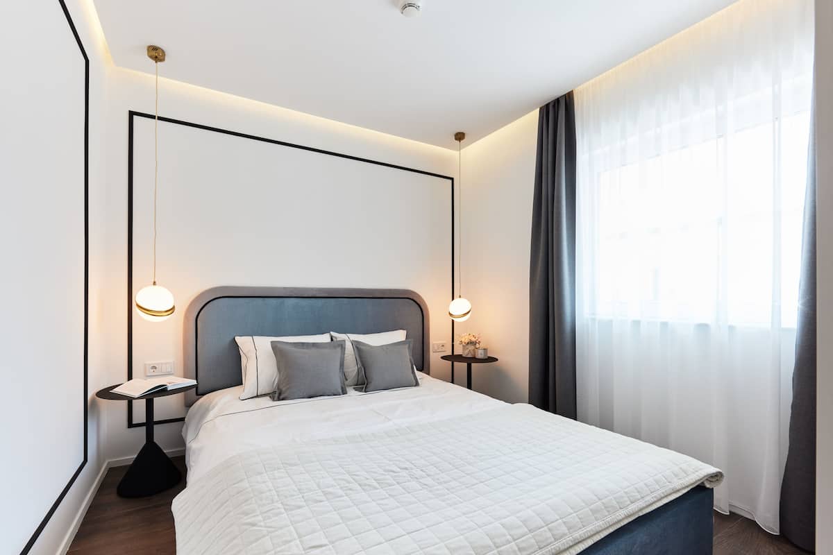 Minibar, safe på rommet, skrivebord og lydisolert