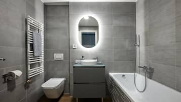 Superior Penthouse | Bathroom | Free toiletries, hair dryer, towels, soap