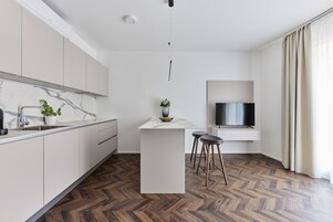 Deluxe Σουίτα | Ιδιωτική κουζίνα | Ψυγείο, φούρνος μικροκυμάτων, φούρνος, μαγειρικές εστίες