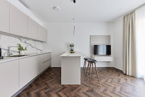 Suite Deluxe | Cocina privada | Refrigerador, microondas, horno y parrilla de estufa