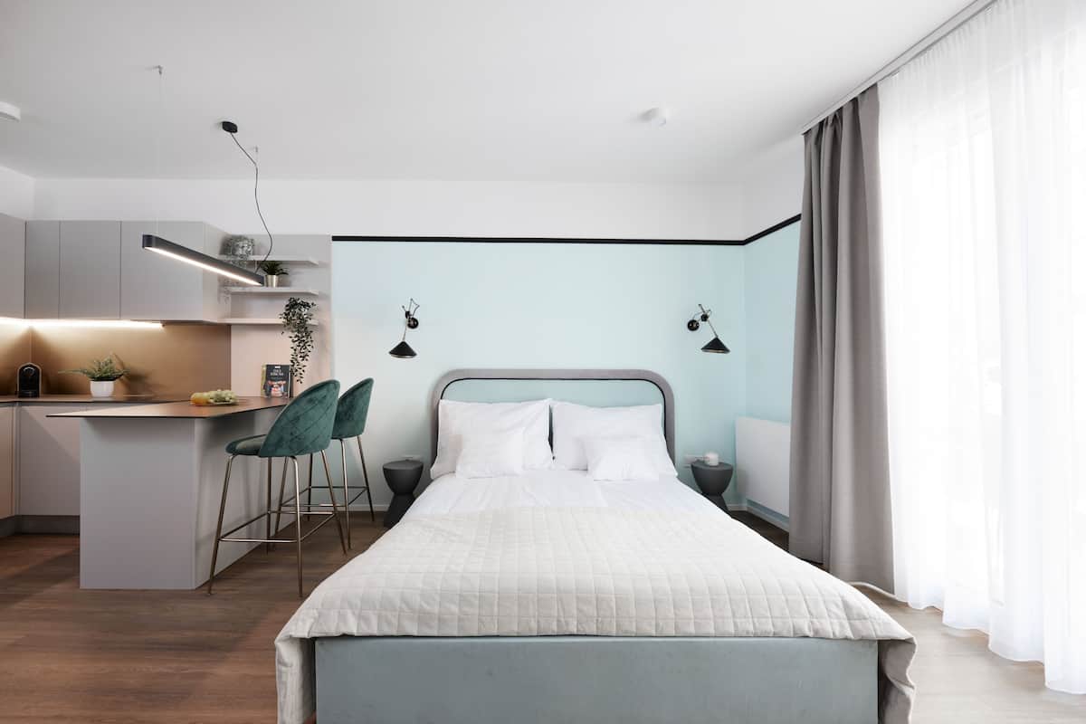 Suite | Minibar, safe på rommet, skrivebord og lydisolert
