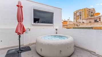 Bañera de hidromasaje al aire libre