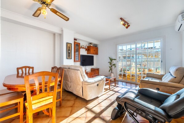 TV - Holiday Apartment 'Mar Báltico' close to the Beach with Sea View, Terrace, Whirlpool & Wi-Fi (Torrevieja)