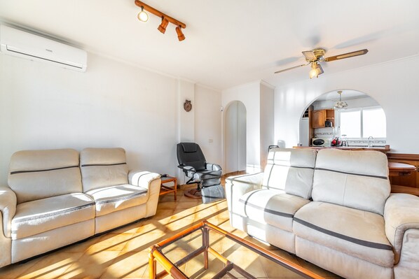 TV - Holiday Apartment 'Mar Báltico' close to the Beach with Sea View, Terrace, Whirlpool & Wi-Fi (Torrevieja)