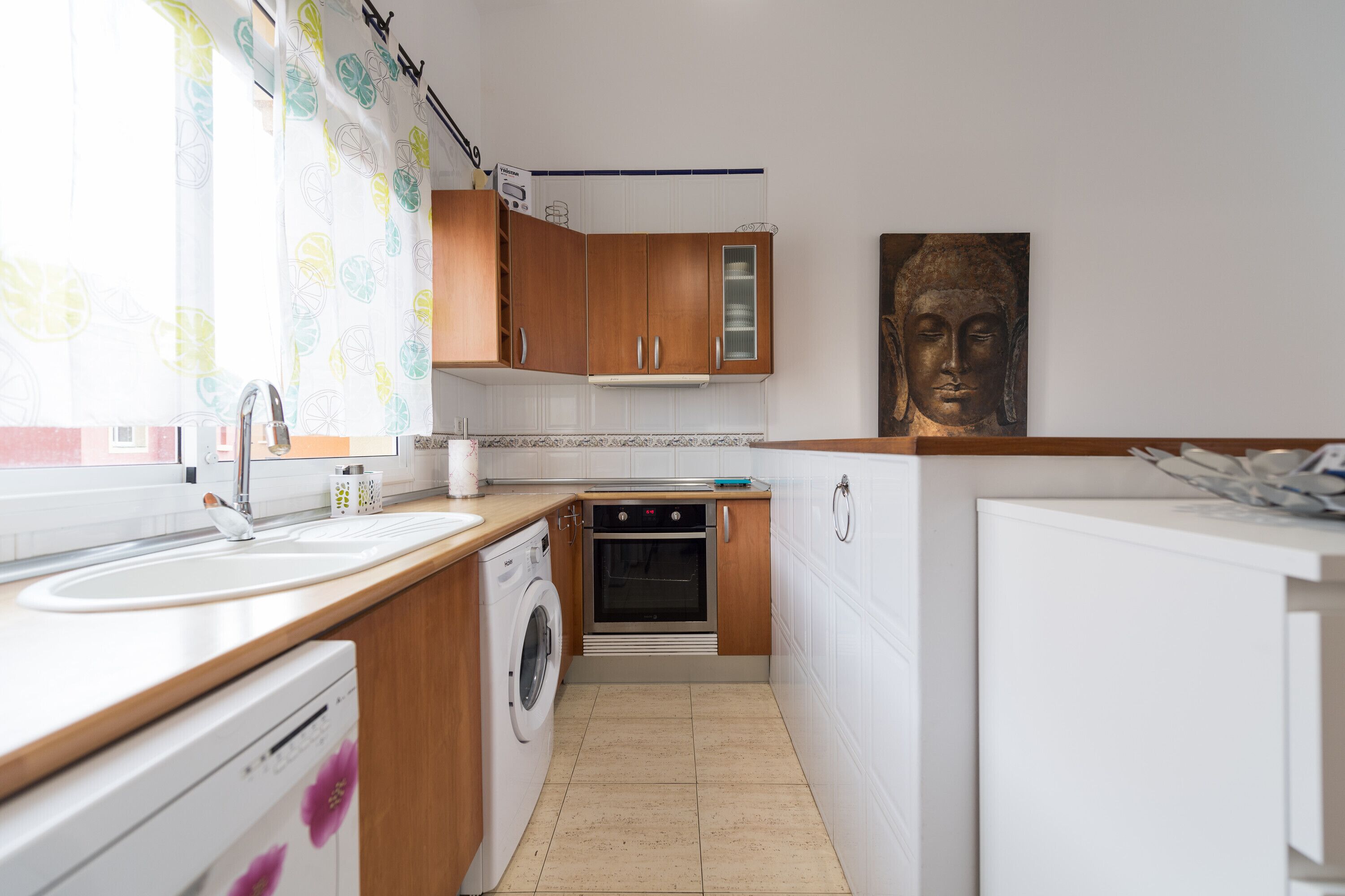 Jääkaappi, mikroaaltouuni, uuni, liesi