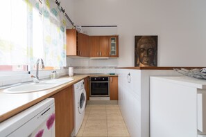 Køleskab, mikrobølgeovn, ovn, kogeplade