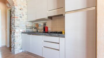 Frigorifero, microonde, forno, piano cottura