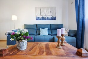 TV - Holiday Home 'La Casa De Los Sueños' with Sea View, Shared Pool and Wi-Fi (Corralejo)