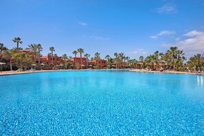 Pool - Holiday Home 'La Casa De Los Sueños' with Sea View, Shared Pool and Wi-Fi (Corralejo)