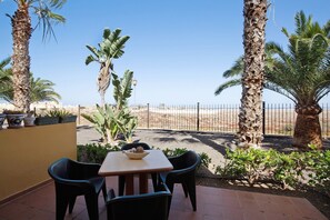 Outdoor dining - Holiday Home 'La Casa De Los Sueños' with Sea View, Shared Pool and Wi-Fi (Corralejo)